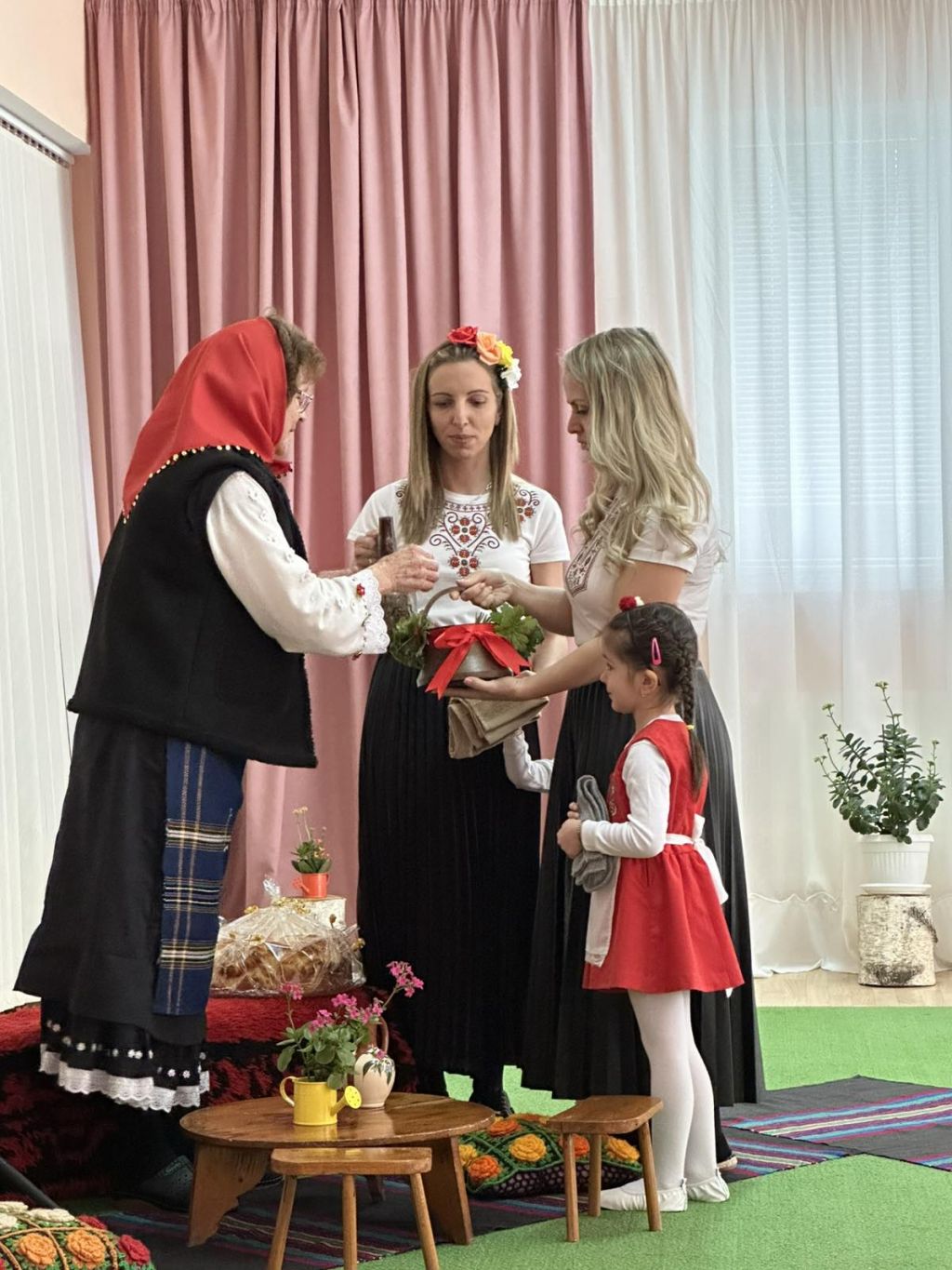 Отбелязване на Бабинден в ДГ№15"Звънче" - голяма снимка